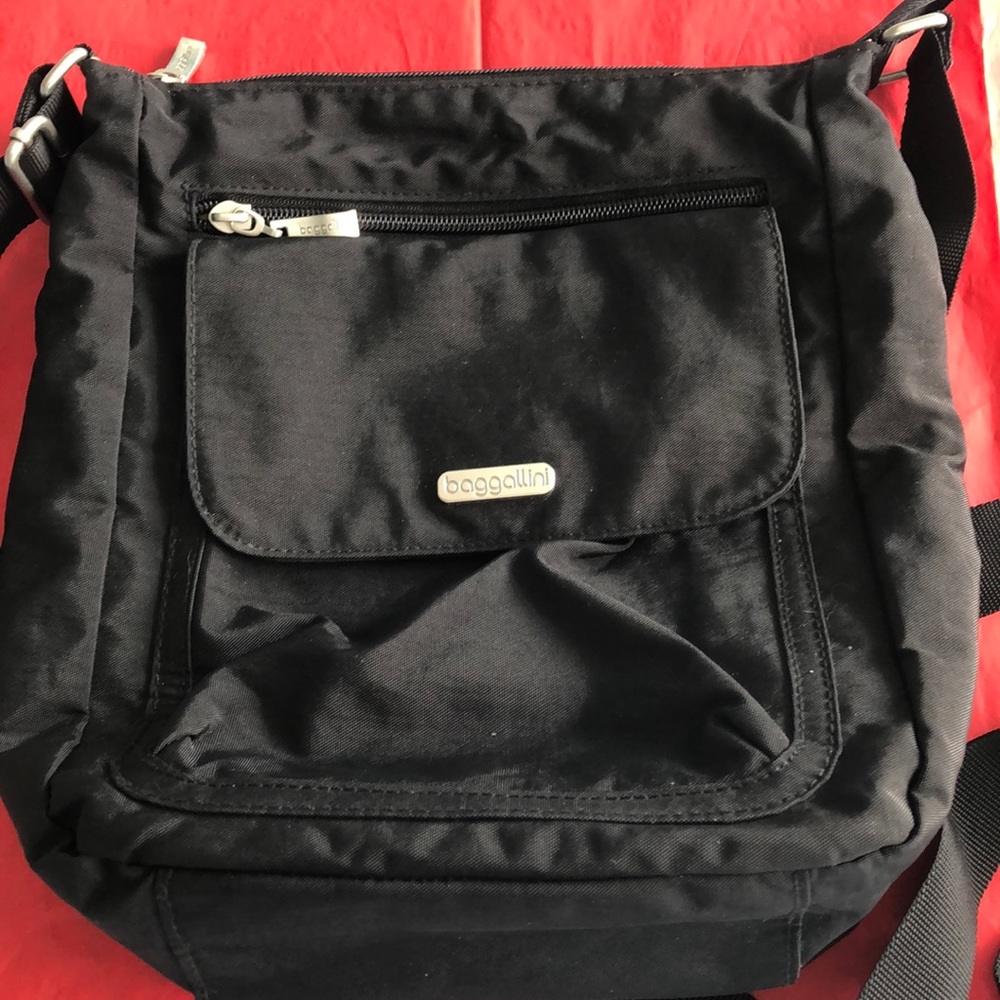 Baggallini black bag